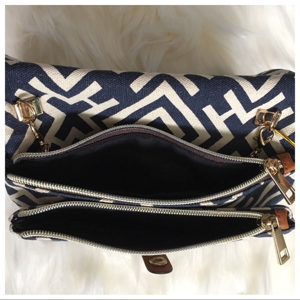 βΌοΈSOLDβΌοΈπHPπ Street Level Small Tribal Print Bag - Picture 4 of 5